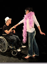 Fotografia obra de teatre: noia i noi amb cadira de rodes